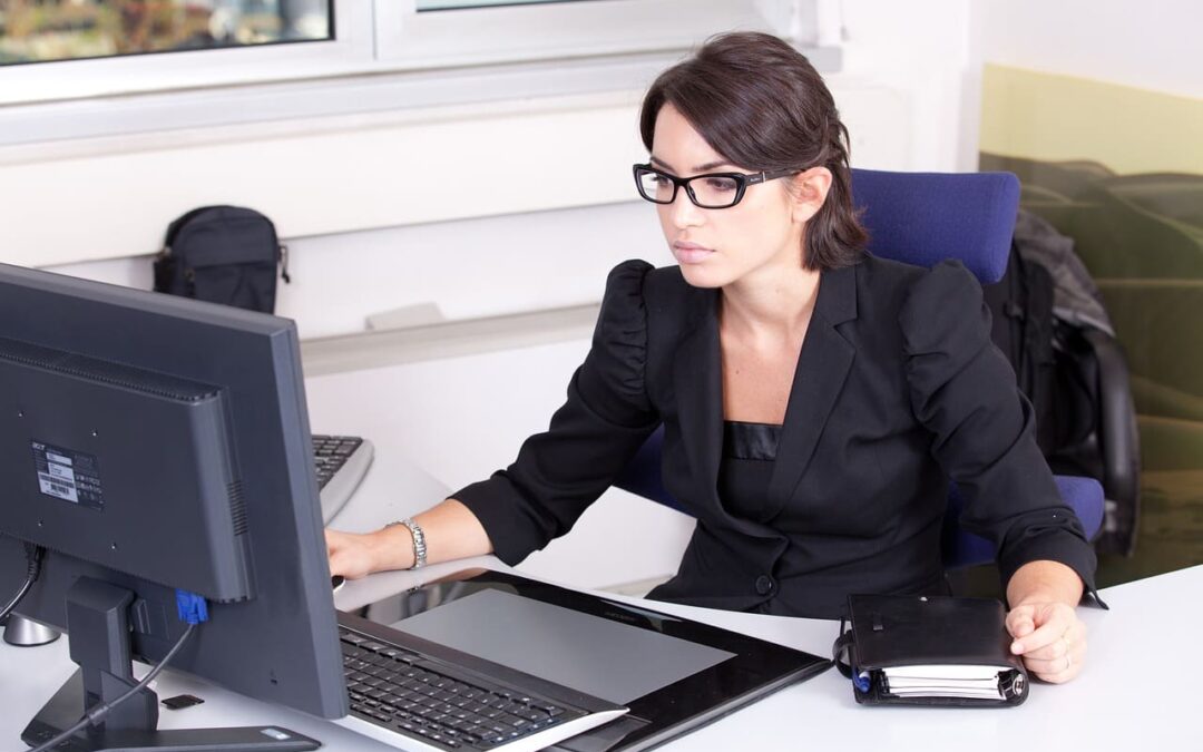 Blue Light Glasses for Digital Eye Strain: Tips for Office Workers