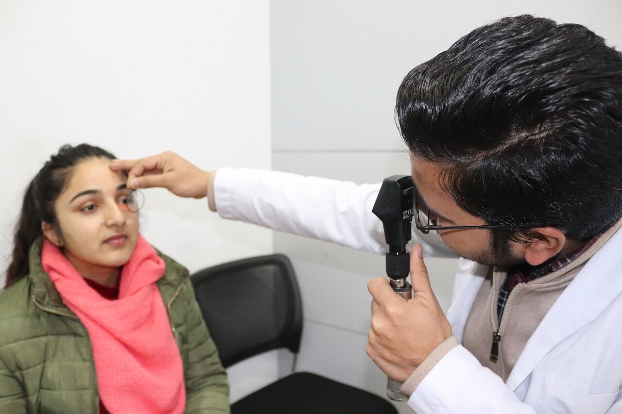 retinoscopy-5521411_1280 (1) vision check at school