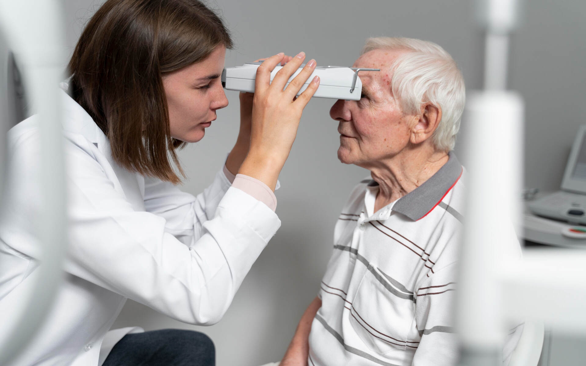 VCD eye health An eye doctor examines an elderly patient’s eye health using specialized equipment.
